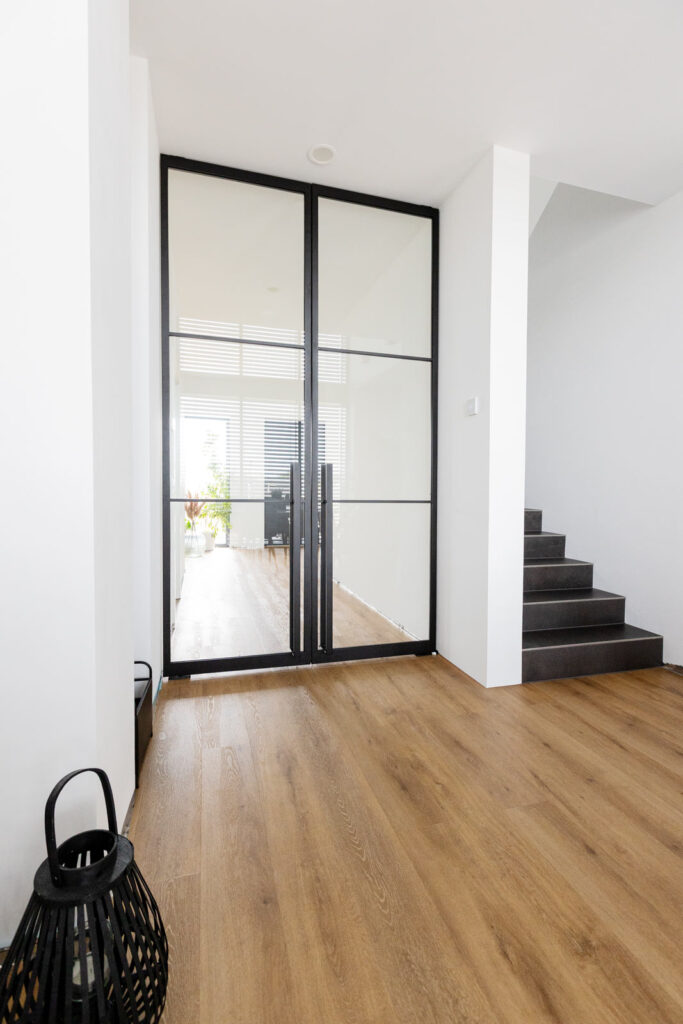 Stahl Lofttür Pivottür Doppel-Schwingtür RAL 9005 Tiefschwarz, Loft Tür, Abtrennung Flur Wohnzimmer und Küche, Pivot-System, Feinsturktur, Raumhoch, Designtür, Stahlrahmen, Interior Design