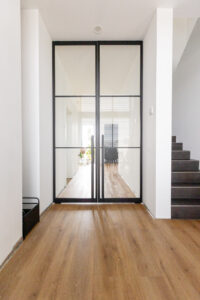 Stahl Lofttür Pivottür Doppel-Schwingtür RAL 9005 Tiefschwarz, Loft Tür, Abtrennung Flur Wohnzimmer und Küche, Pivot-System, Feinsturktur, Raumhoch, Designtür, Stahlrahmen, Interior Design