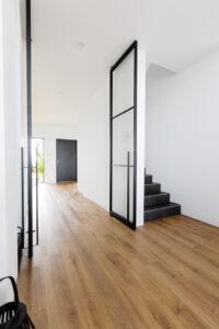 Stahl Lofttür Pivottür Doppel-Schwingtür RAL 9005 Tiefschwarz, Loft Tür, Abtrennung Flur Wohnzimmer und Küche, Pivot-System, Feinsturktur, Raumhoch, Designtür, Stahlrahmen, Interior Design