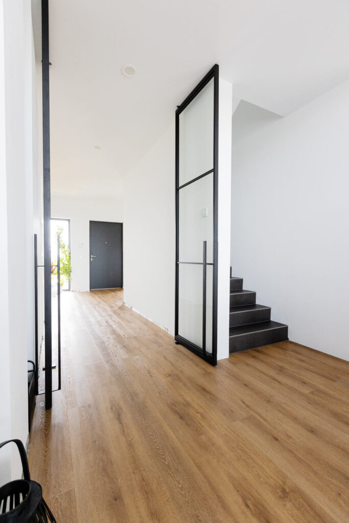 Stahl Lofttür Pivottür Doppel-Schwingtür RAL 9005 Tiefschwarz, Loft Tür, Abtrennung Flur Wohnzimmer und Küche, Pivot-System, Feinsturktur, Raumhoch, Designtür, Stahlrahmen, Interior Design