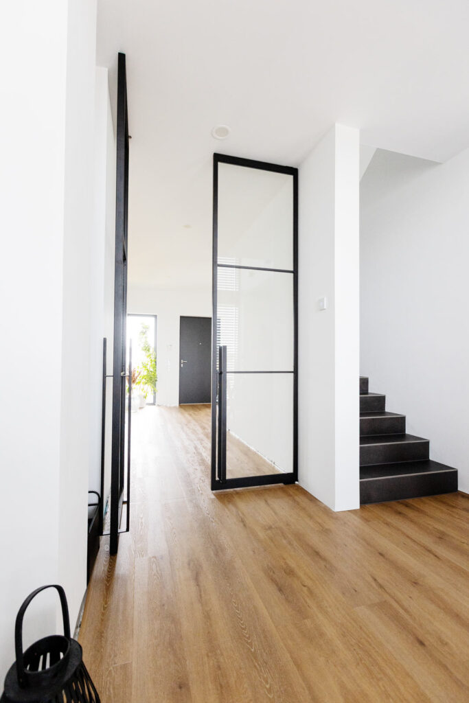 Stahl Lofttür Pivottür Doppel-Schwingtür RAL 9005 Tiefschwarz, Loft Tür, Abtrennung Flur Wohnzimmer und Küche, Pivot-System, Feinsturktur, Raumhoch, Designtür, Stahlrahmen, Interior Design