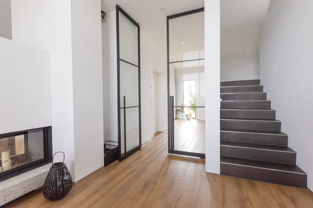 Stahl Lofttür Pivottür Doppel-Schwingtür RAL 9005 Tiefschwarz, Loft Tür, Abtrennung Flur Wohnzimmer und Küche, Pivot-System, Feinsturktur, Raumhoch, Designtür, Stahlrahmen, Interior Design