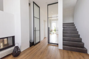Stahl Lofttür Pivottür Doppel-Schwingtür RAL 9005 Tiefschwarz, Loft Tür, Abtrennung Flur Wohnzimmer und Küche, Pivot-System, Feinsturktur, Raumhoch, Designtür, Stahlrahmen, Interior Design