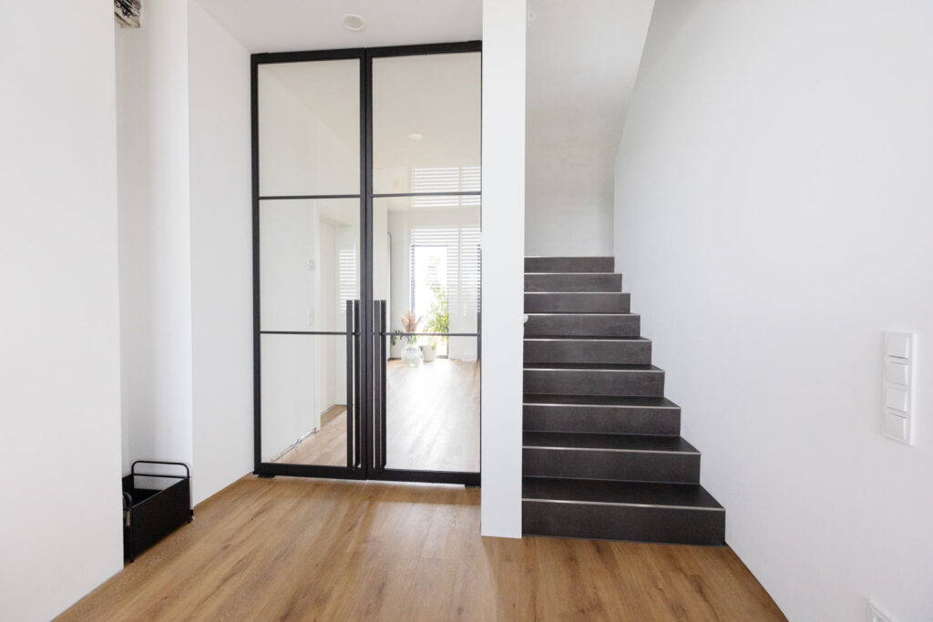 Stahl Lofttür Pivottür Doppel-Schwingtür RAL 9005 Tiefschwarz, Loft Tür, Abtrennung Flur Wohnzimmer und Küche, Pivot-System, Feinsturktur, Raumhoch, Designtür, Stahlrahmen, Interior Design