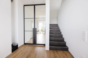 Stahl Lofttür Pivottür Doppel-Schwingtür RAL 9005 Tiefschwarz, Loft Tür, Abtrennung Flur Wohnzimmer und Küche, Pivot-System, Feinsturktur, Raumhoch, Designtür, Stahlrahmen, Interior Design