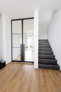 Stahl Lofttür Pivottür Doppel-Schwingtür RAL 9005 Tiefschwarz, Loft Tür, Abtrennung Flur Wohnzimmer und Küche, Pivot-System, Feinsturktur, Raumhoch, Designtür, Stahlrahmen, Interior Design