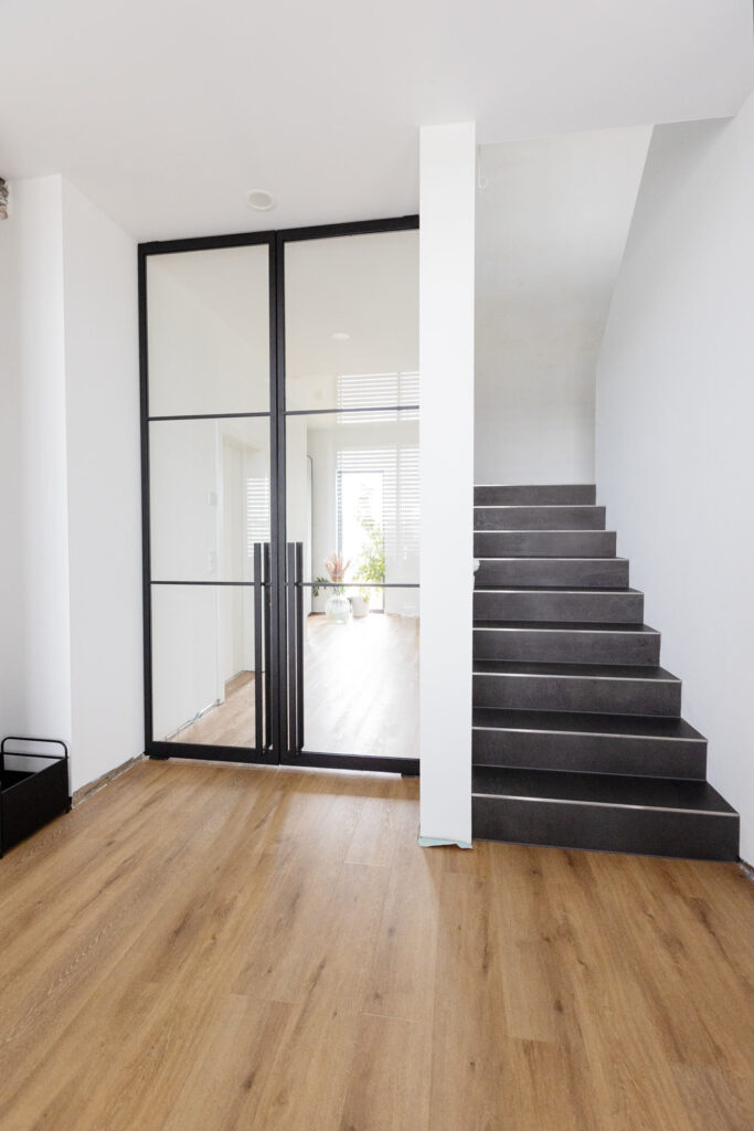 Stahl Lofttür Pivottür Doppel-Schwingtür RAL 9005 Tiefschwarz, Loft Tür, Abtrennung Flur Wohnzimmer und Küche, Pivot-System, Feinsturktur, Raumhoch, Designtür, Stahlrahmen, Interior Design