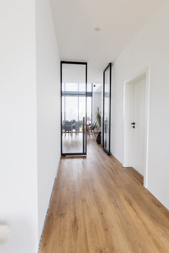 Stahl Lofttür Pivottür Doppel-Schwingtür RAL 9005 Tiefschwarz, Loft Tür, Abtrennung Flur Wohnzimmer und Küche, Pivot-System, Feinsturktur, Raumhoch, Designtür, Stahlrahmen, Interior Design