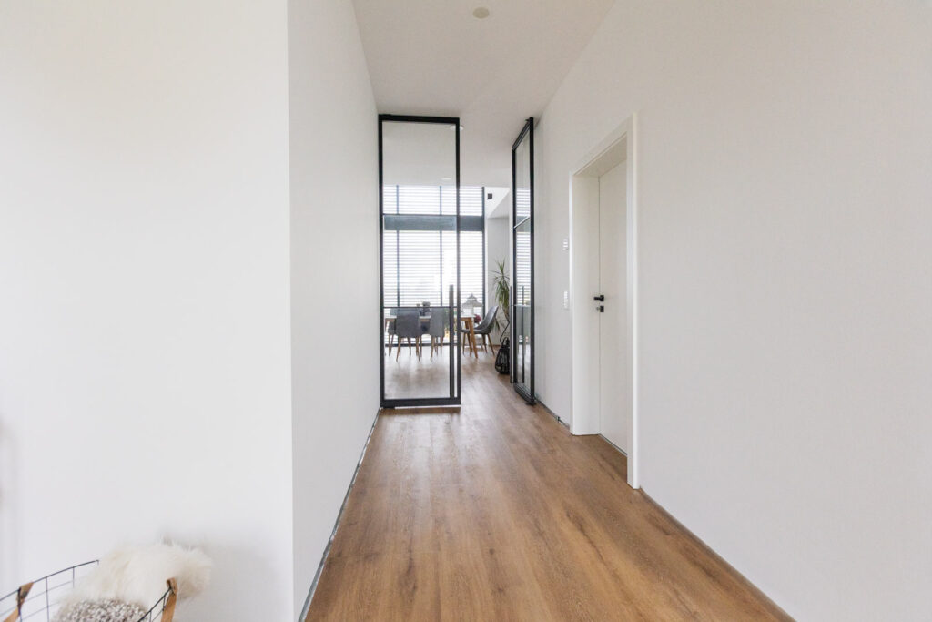 Stahl Lofttür Pivottür Doppel-Schwingtür RAL 9005 Tiefschwarz, Loft Tür, Abtrennung Flur Wohnzimmer und Küche, Pivot-System, Feinsturktur, Raumhoch, Designtür, Stahlrahmen, Interior Design