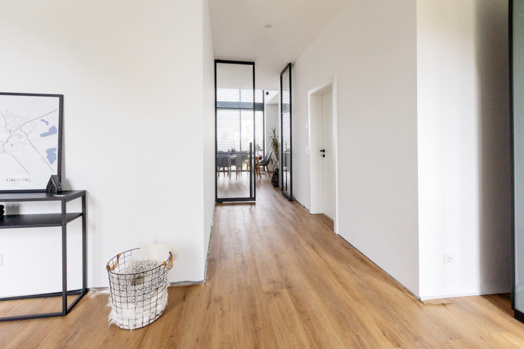 Stahl Lofttür Pivottür Doppel-Schwingtür RAL 9005 Tiefschwarz, Loft Tür, Abtrennung Flur Wohnzimmer und Küche, Pivot-System, Feinsturktur, Raumhoch, Designtür, Stahlrahmen, Interior Design