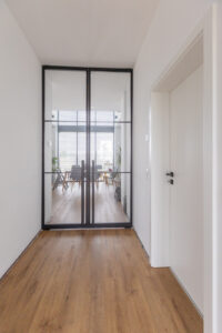 Stahl Lofttür Pivottür Doppel-Schwingtür RAL 9005 Tiefschwarz, Loft Tür, Abtrennung Flur Wohnzimmer und Küche, Pivot-System, Feinsturktur, Raumhoch, Designtür, Stahlrahmen, Interior Design