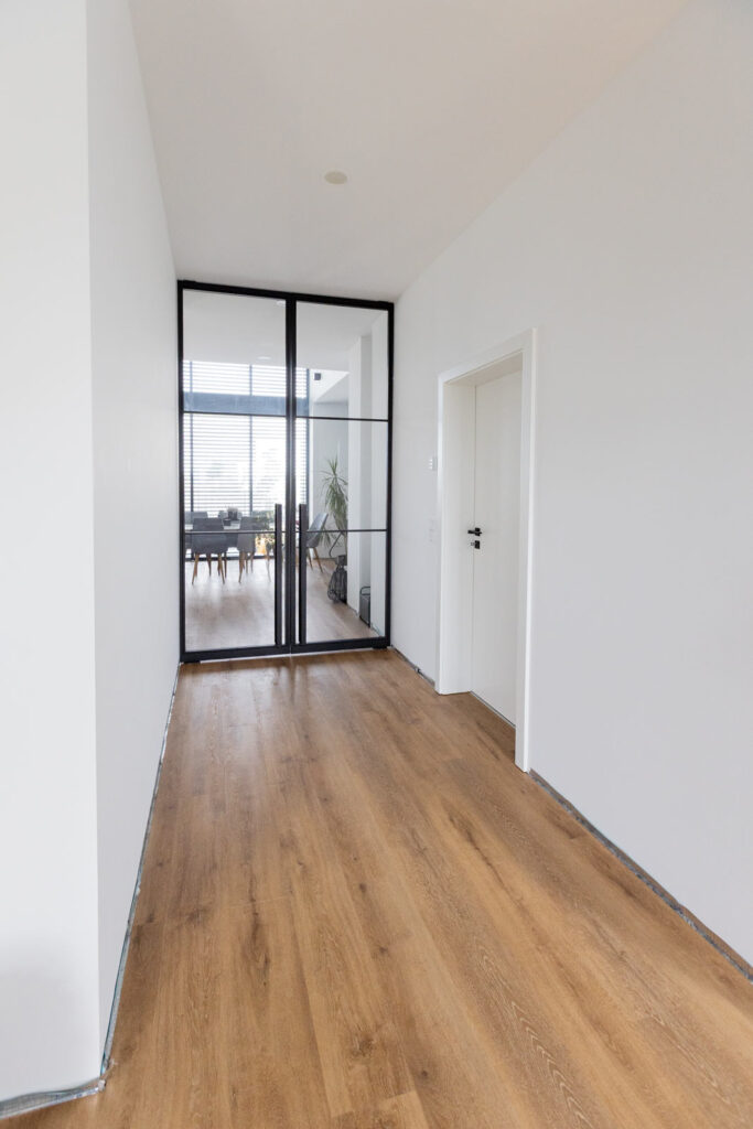 Stahl Lofttür Pivottür Doppel-Schwingtür RAL 9005 Tiefschwarz, Loft Tür, Abtrennung Flur Wohnzimmer und Küche, Pivot-System, Feinsturktur, Raumhoch, Designtür, Stahlrahmen, Interior Design