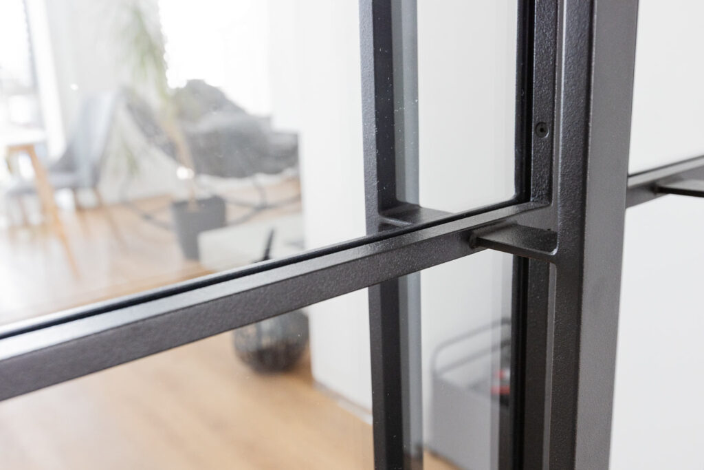 Stahl Lofttür Pivottür Doppel-Schwingtür RAL 9005 Tiefschwarz, Loft Tür, Abtrennung Flur Wohnzimmer und Küche, Pivot-System, Feinsturktur, Raumhoch, Designtür, Stahlrahmen, Interior Design