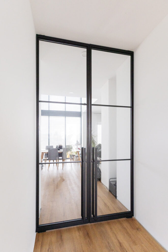 Stahl Lofttür Pivottür Doppel-Schwingtür RAL 9005 Tiefschwarz, Loft Tür, Abtrennung Flur Wohnzimmer und Küche, Pivot-System, Feinsturktur, Raumhoch, Designtür, Stahlrahmen, Interior Design