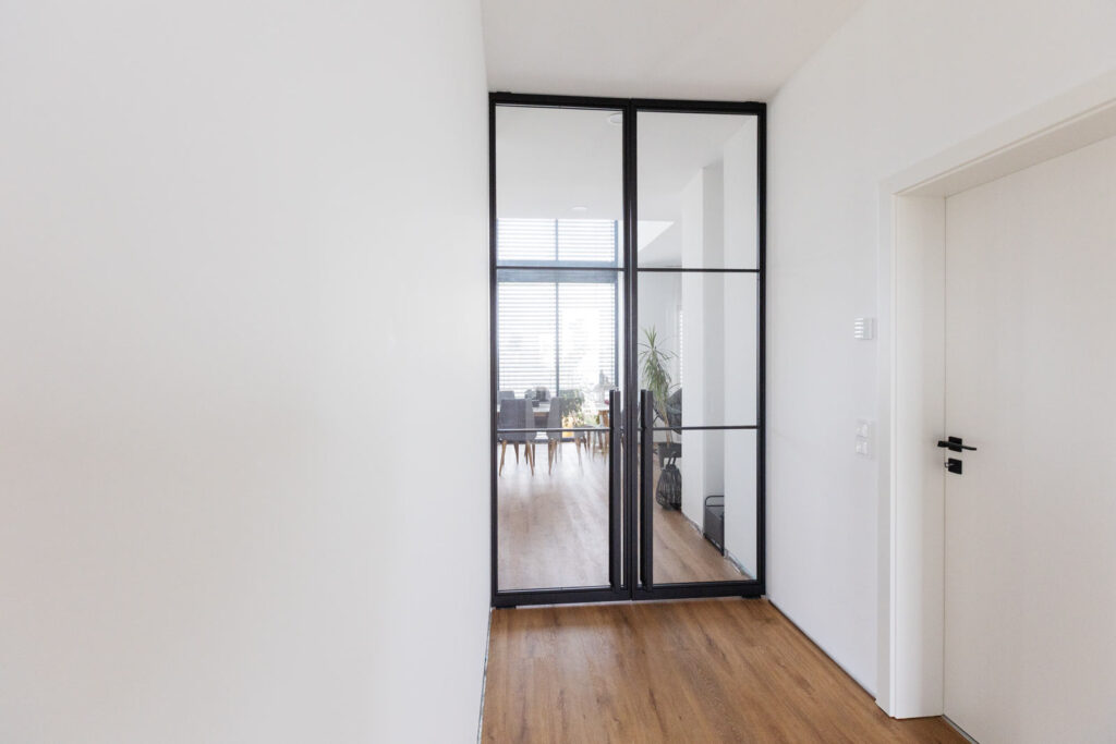 Stahl Lofttür Pivottür Doppel-Schwingtür RAL 9005 Tiefschwarz, Loft Tür, Abtrennung Flur Wohnzimmer und Küche, Pivot-System, Feinsturktur, Raumhoch, Designtür, Stahlrahmen, Interior Design