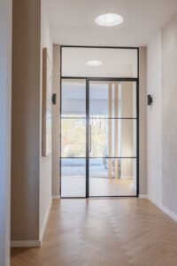 Stahl-Meister - günstige Slim Line Loft Tür, Glastrennwand mit Drehtür, Seitenteil und Oberlicht, schwarzem Stahlprofil, Lofttür aus Stahl und Glas, als Schallschutz und Wärmedämmung zwischen Flur und Wohnzimmer und Arbeitszimmer filigrane Tür mit RAL 9005 Tiefschwarz Stahlrahmen und Klarglas Glas