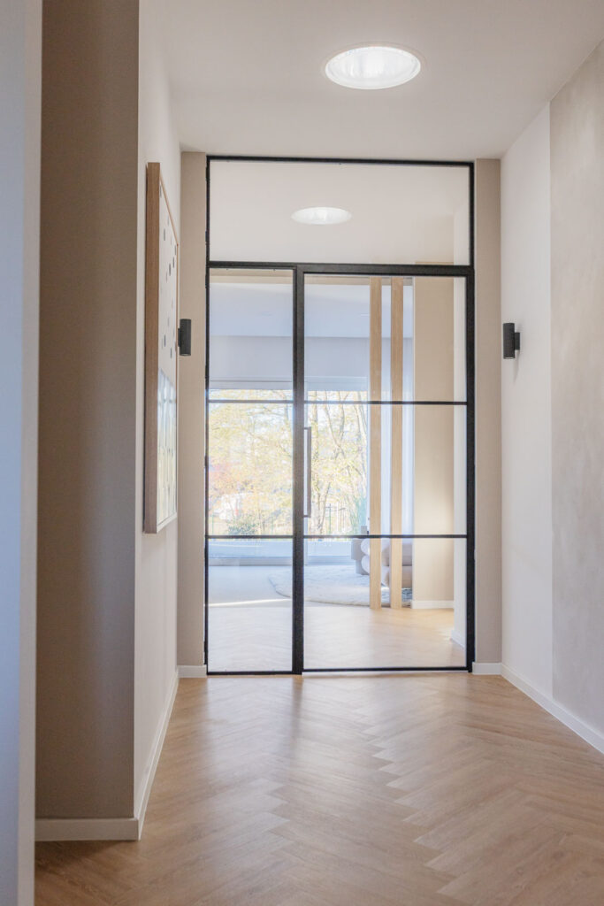 Stahl_Meister_Slim_Line_Lofttuer_Glastrennwand_Stahlrahmen_Glas_Drehtuer_Oberlicht_Seitenteil_Schwarz_826A3927 Stahl-Meister - günstige Slim Line Loft Tür, Glastrennwand mit Drehtür, Seitenteil und Oberlicht, schwarzem Stahlprofil, Lofttür aus Stahl und Glas, als Schallschutz und Wärmedämmung zwischen Flur und Wohnzimmer und Arbeitszimmer filigrane Tür mit RAL 9005 Tiefschwarz Stahlrahmen und Klarglas Glas