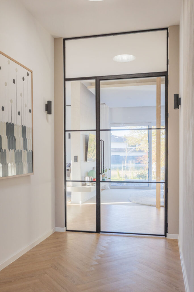 Stahl-Meister - günstige Slim Line Loft Tür, Glastrennwand mit Drehtür, Seitenteil und Oberlicht, schwarzem Stahlprofil, Lofttür aus Stahl und Glas, als Schallschutz und Wärmedämmung zwischen Flur und Wohnzimmer und Arbeitszimmer filigrane Tür mit RAL 9005 Tiefschwarz Stahlrahmen und Klarglas Glas