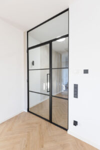 Stahl-Meister - günstige Slim Line Loft Tür, Glastrennwand mit Drehtür, Seitenteil und Oberlicht, schwarzem Stahlprofil, Lofttür aus Stahl und Glas, als Schallschutz und Wärmedämmung zwischen Flur und Wohnzimmer und Arbeitszimmer filigrane Tür mit RAL 9005 Tiefschwarz Stahlrahmen und Klarglas Glas