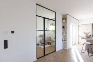 Stahl-Meister - günstige Slim Line Loft Tür, Glastrennwand mit Drehtür, Seitenteil und Oberlicht, schwarzem Stahlprofil, Lofttür aus Stahl und Glas, als Schallschutz und Wärmedämmung zwischen Flur und Wohnzimmer und Arbeitszimmer filigrane Tür mit RAL 9005 Tiefschwarz Stahlrahmen und Klarglas Glas