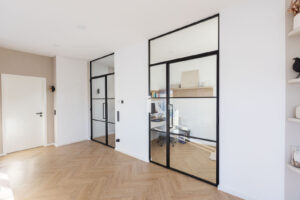 Stahl-Meister - günstige Slim Line Loft Tür, Glastrennwand mit Drehtür, Seitenteil und Oberlicht, schwarzem Stahlprofil, Lofttür aus Stahl und Glas, als Schallschutz und Wärmedämmung zwischen Flur und Wohnzimmer und Arbeitszimmer filigrane Tür mit RAL 9005 Tiefschwarz Stahlrahmen und Klarglas Glas