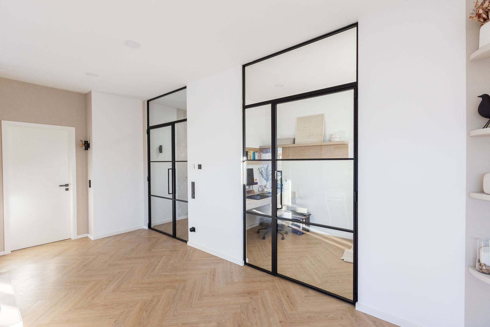 Stahl-Meister - günstige Slim Line Loft Tür, Glastrennwand mit Drehtür, Seitenteil und Oberlicht, schwarzem Stahlprofil, Lofttür aus Stahl und Glas, als Schallschutz und Wärmedämmung zwischen Flur und Wohnzimmer und Arbeitszimmer filigrane Tür mit RAL 9005 Tiefschwarz Stahlrahmen und Klarglas Glas