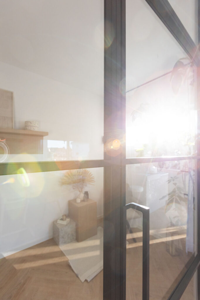 Stahl-Meister - günstige Slim Line Loft Tür, Glastrennwand mit Drehtür, Seitenteil und Oberlicht, schwarzem Stahlprofil, Lofttür aus Stahl und Glas, als Schallschutz und Wärmedämmung zwischen Flur und Wohnzimmer, filigrane Tür mit RAL 9005 Tiefschwarz Stahlrahmen und Klarglas Glas, Glasarten zu Auswahl