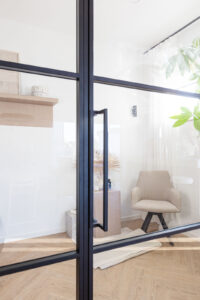 Stahl-Meister - günstige Slim Line Loft Tür, Glastrennwand mit schwarzem Stahlprofil, Lofttür aus Stahl und Glas, mit Drehtür, Oberlicht und Seitenteil im Wohnzimmer, Küche und Arbeitszimmer, filigrane Tür mit RAL 9005 Tiefschwarz Stahlrahmen und Klarglas Glas, Türgriff lang 500mm