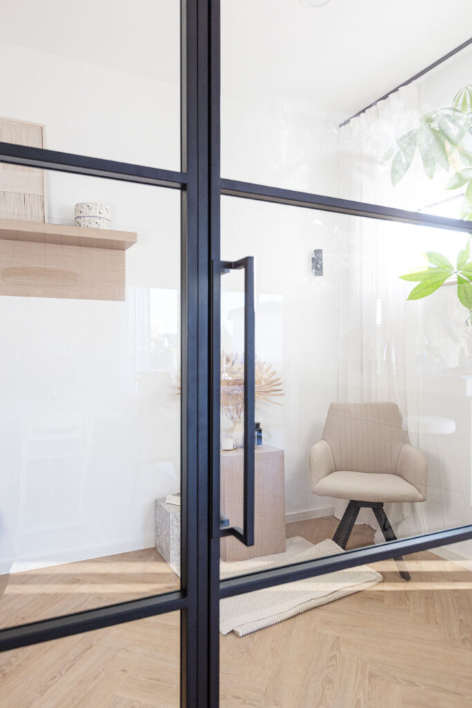 Stahl_Meister_Slim_Line_Lofttuer_Glastrennwand_Stahlrahmen_Glas_Drehtuer_Oberlicht_Seitenteil_Schwarz_Griff_500mm_826A3941 Stahl-Meister - günstige Slim Line Loft Tür, Glastrennwand mit schwarzem Stahlprofil, Lofttür aus Stahl und Glas, mit Drehtür, Oberlicht und Seitenteil im Wohnzimmer, Küche und Arbeitszimmer, filigrane Tür mit RAL 9005 Tiefschwarz Stahlrahmen und Klarglas Glas, Türgriff lang 500mm