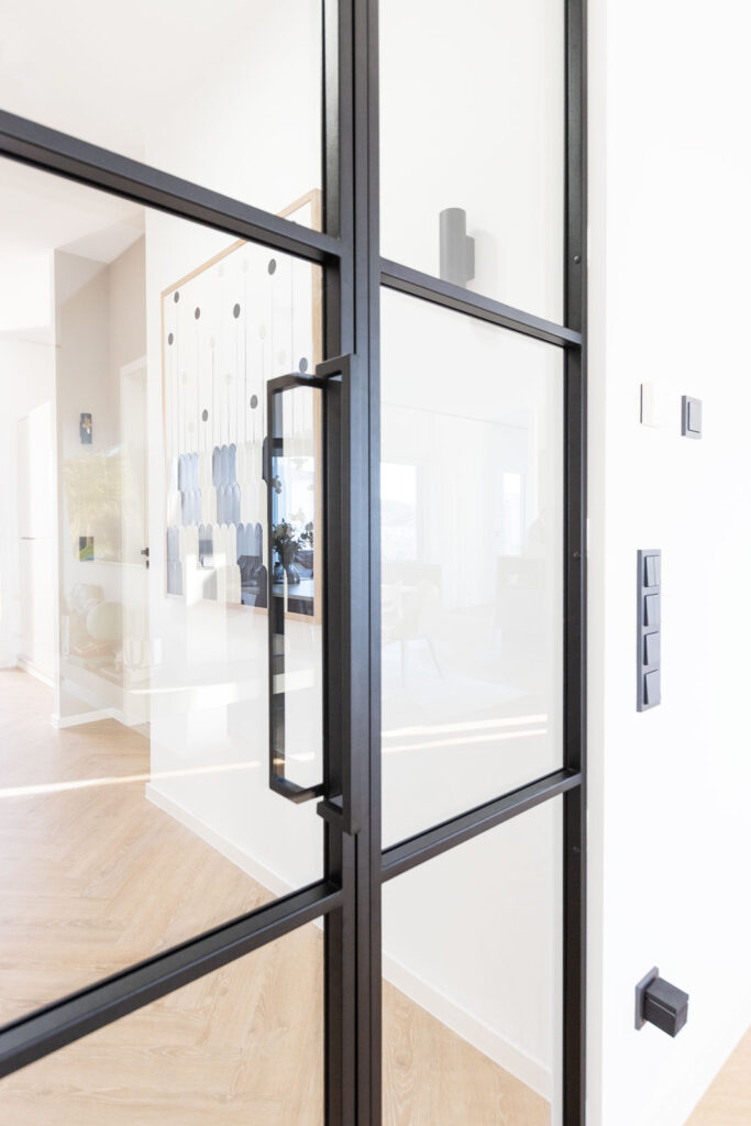 Stahl-Meister - günstige Slim Line Loft Tür, Glastrennwand mit schwarzem Stahlprofil, Lofttür aus Stahl und Glas, mit Drehtür, Oberlicht und Seitenteil im Wohnzimmer, Küche und Arbeitszimmer, filigrane Tür mit RAL 9005 Tiefschwarz Stahlrahmen und Klarglas Glas