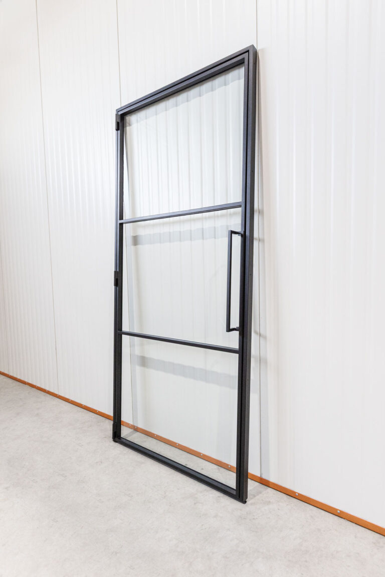 Stahl-Meister Slim Line Loft Tür, Drehtür, Einzeltür, Lofttür mit schwarzem Rahmen, Klarglas, RAL 9005 Tiefschwarz Feinstruktur Pulverbeschichtet, filigrane Türkonstruktion mit verschweißten Glassprossen und Türgriff lang