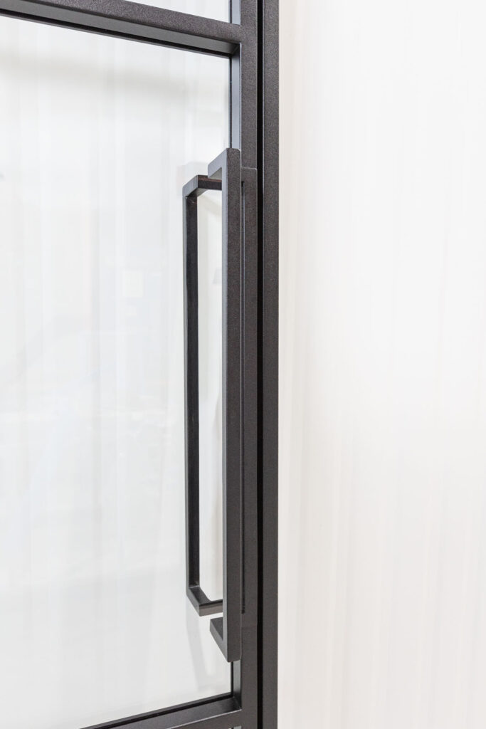 Stahl-Meister Slim Line Loft Tür, Drehtür, Einzeltür, Lofttür mit schwarzem Rahmen, Klarglas, RAL 9005 Tiefschwarz Feinstruktur Pulverbeschichtet, filigrane Türkonstruktion mit verschweißten Glassprossen und Türgriff lang