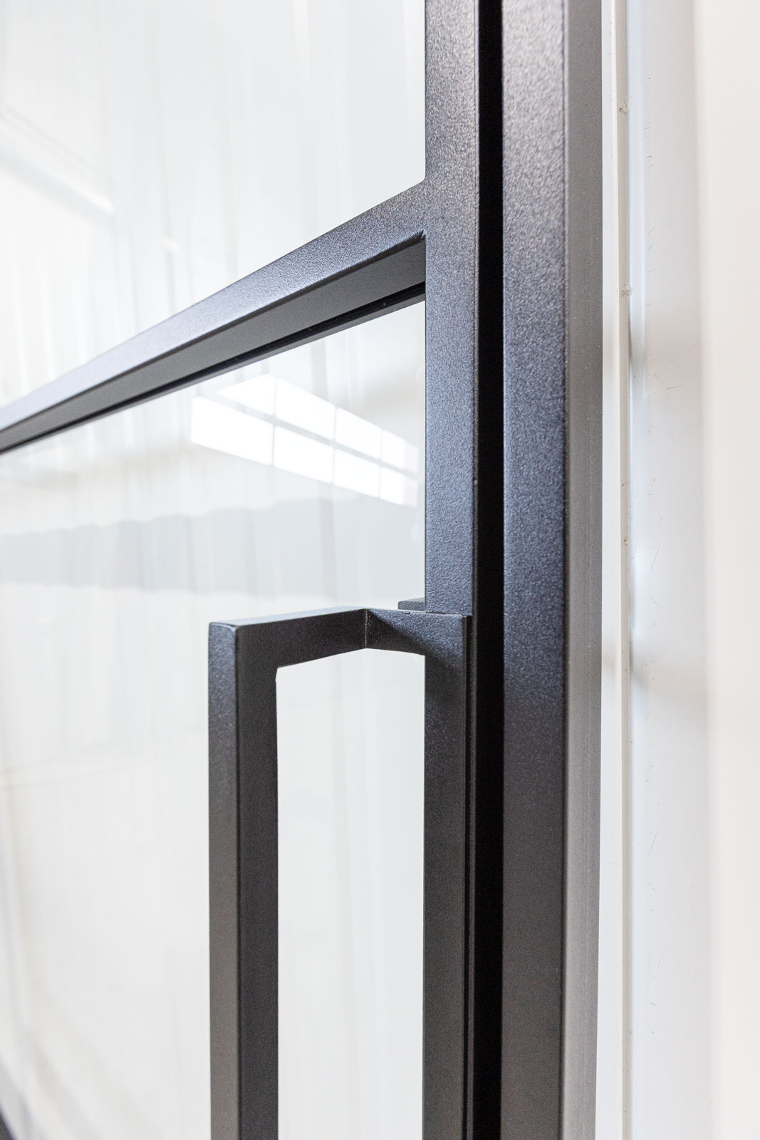 Stahl-Meister Slim Line Loft Tür, Drehtür, Einzeltür, Lofttür mit schwarzem Rahmen, Klarglas, RAL 9005 Tiefschwarz Feinstruktur Pulverbeschichtet, filigrane Türkonstruktion mit verschweißten Glassprossen und Zugstange