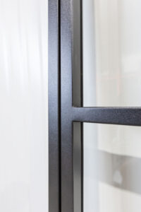 Stahl-Meister Slim Line Loft Tür, Drehtür, Einzeltür, Lofttür mit schwarzem Rahmen, Klarglas, RAL 9005 Tiefschwarz Feinstruktur Pulverbeschichtet, filigrane Türkonstruktion mit verschweißten Glassprossen