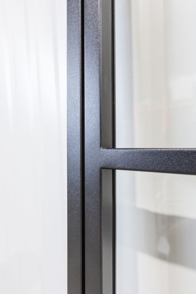 Stahl-Meister Slim Line Loft Tür, Drehtür, Einzeltür, Lofttür mit schwarzem Rahmen, Klarglas, RAL 9005 Tiefschwarz Feinstruktur Pulverbeschichtet, filigrane Türkonstruktion mit verschweißten Glassprossen