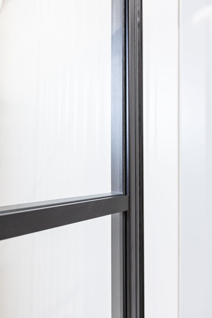 Stahl_Meister_Slim_Line_Lofttuer_Stahlrahmen_Glas_Schwarz_Profil_Glasleiste_826A3873 Stahl-Meister Slim Line Loft Tür, Drehtür, Einzeltür, Lofttür mit schwarzem Rahmen, Klarglas, RAL 9005 Tiefschwarz Feinstruktur Pulverbeschichtet, filigrane Türkonstruktion mit aufgklebter Glassprosse aus Aluminium