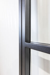 Stahl-Meister Slim Line Loft Tür, Drehtür, Einzeltür, Lofttür mit schwarzem Rahmen, Klarglas, RAL 9005 Tiefschwarz Feinstruktur Pulverbeschichtet, filigrane Türkonstruktion mit verschweißten Glassprossen