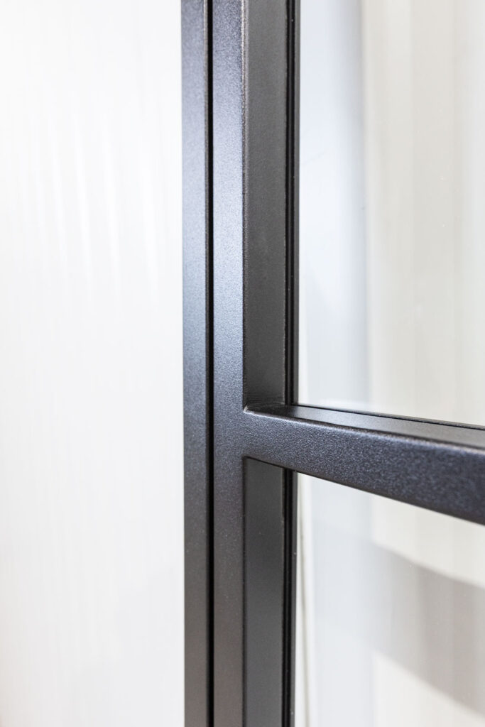 Stahl-Meister Slim Line Loft Tür, Drehtür, Einzeltür, Lofttür mit schwarzem Rahmen, Klarglas, RAL 9005 Tiefschwarz Feinstruktur Pulverbeschichtet, filigrane Türkonstruktion mit verschweißten Glassprossen