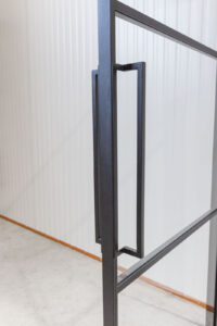 Stahl-Meister Slim Line Loft Tür, Drehtür, Einzeltür, Lofttür mit schwarzem Rahmen, Klarglas, RAL 9005 Tiefschwarz Feinstruktur Pulverbeschichtet, filigrane Türkonstruktion mit langem Griff, 500mm lang