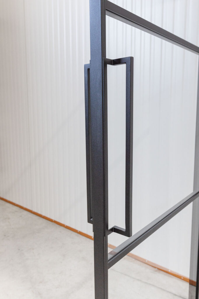 Stahl-Meister Slim Line Loft Tür, Drehtür, Einzeltür, Lofttür mit schwarzem Rahmen, Klarglas, RAL 9005 Tiefschwarz Feinstruktur Pulverbeschichtet, filigrane Türkonstruktion mit langem Griff, 500mm lang