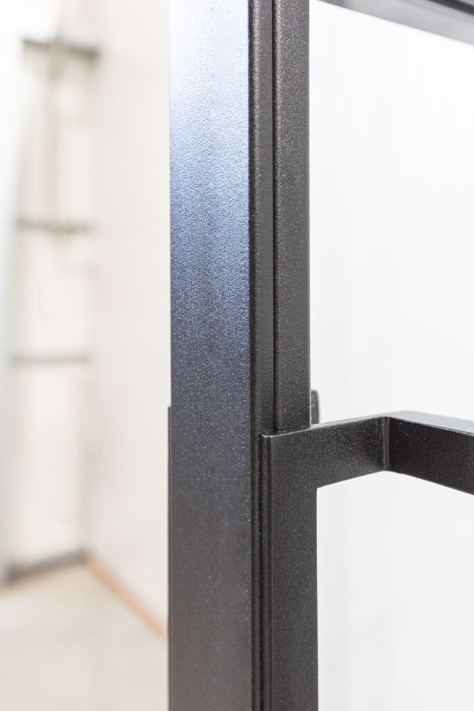 Stahl-Meister Slim Line Loft Tür, Drehtür, Einzeltür, Lofttür mit schwarzem Rahmen, Klarglas, RAL 9005 Tiefschwarz Feinstruktur Pulverbeschichtet, filigrane Türkonstruktion