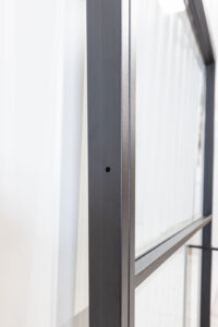 Stahl-Meister Slim Line Loft Tür, Drehtür, Einzeltür, Lofttür mit schwarzem Rahmen, Klarglas, Feinstruktur Türfalz, Gummidichtung, Befestigung Wand durch vorgebohrte Löcher