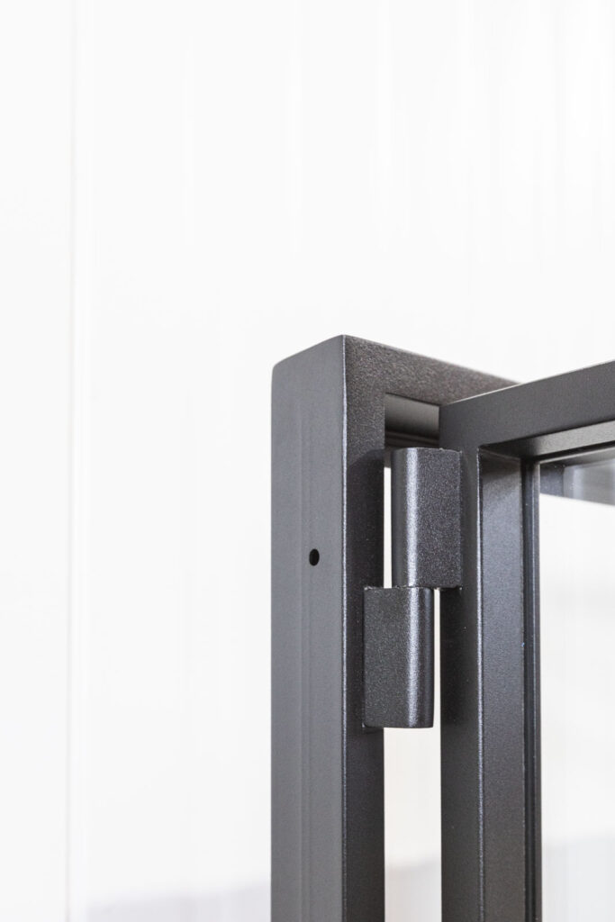 Stahl_Meister_Slim_Line_Lofttuer_Stahlrahmen_Glas_Schwarz_Scharnier_Zarge_826A3882 Stahl-Meister Slim Line Loft Tür, Drehtür, Einzeltür, Lofttür mit schwarzem Rahmen, Klarglas, Feinstruktur Pulverbeschichtung, einfache Drehtür Scharniere