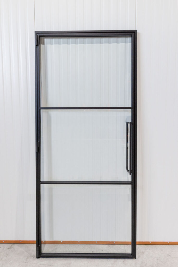 Stahl-Meister Slim Line Loft Tür, Drehtür, Einzeltür, Lofttür mit schwarzem Rahmen, Klarglas, Pulverbeschichtung, Glasaufteilung vertikale Streben