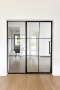Stahl Meister Lofttür Slim Line GlastrennwandDrehtür mit Seitenteil in RAL9005 Tiefschwarz mit 8mm VSG Glas und absenkbare Bodendichutng