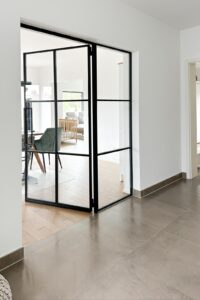 Stahl Meister Lofttür Slim Line GlastrennwandDrehtür mit Seitenteil in RAL9005 Tiefschwarz mit 8mm VSG Glas und absenkbare Bodendichutng