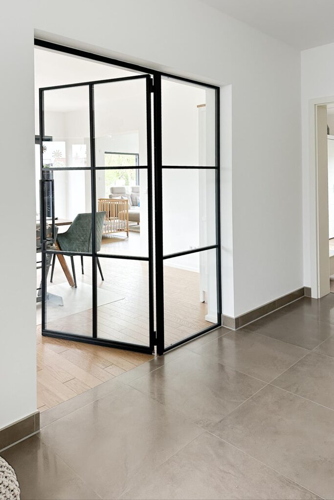 Stahl Meister Lofttür Slim Line GlastrennwandDrehtür mit Seitenteil in RAL9005 Tiefschwarz mit 8mm VSG Glas und absenkbare Bodendichutng