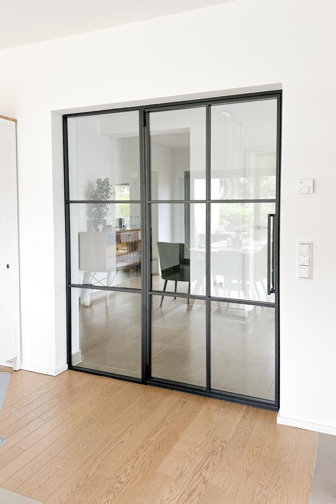 Stahl Meister Lofttür Slim Line GlastrennwandDrehtür mit Seitenteil in RAL9005 Tiefschwarz mit 8mm VSG Glas und absenkbare Bodendichutng