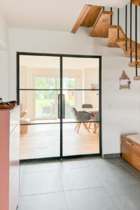 Stahl Meister Slim Line Stahl Loft Tür, Doppeltür, Schwarzer Stahlrahmen, Klarglas mit Absenkdichtung, absenkbarer Bodendichtung, mit Gehflügel und festestellenden Stehflügel