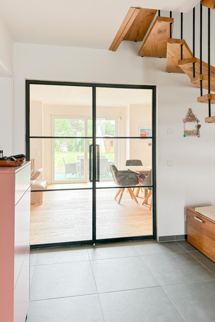 Stahl Meister Slim Line Stahl Loft Tür, Doppeltür, Schwarzer Stahlrahmen, Klarglas mit Absenkdichtung, absenkbarer Bodendichtung, mit Gehflügel und festestellenden Stehflügel
